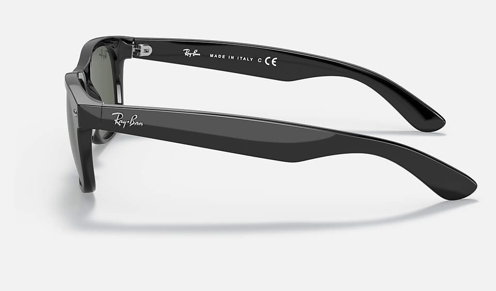 Black Sunglasses in Green and New Wayfarer Classic | Ray-Ban®