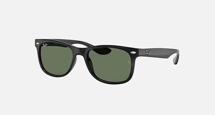 Ray-Ban Wayfarer サングラス NEW WAYFARER KIDS Sunglasses in Black and Dark Green