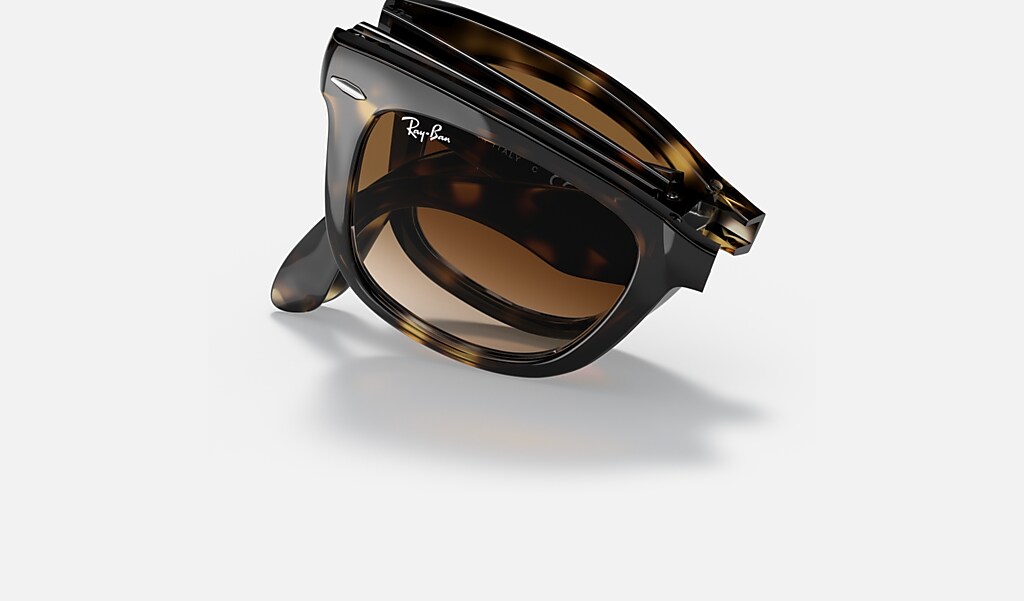 Wayfarer Folding Classic Sunglasses in Light Havana and Light Brown | Ray- Ban®