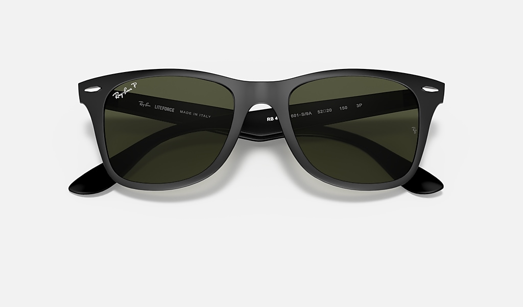 hjemme Sammenligning grammatik Wayfarer Liteforce Sunglasses in Black and Green | Ray-Ban®