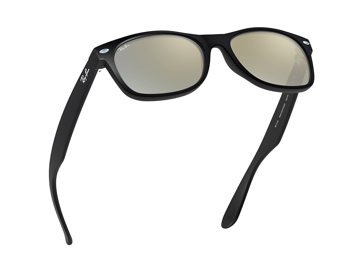 NEW WAYFARER CLASSIC Sunglasses in Black and Green - RB2132