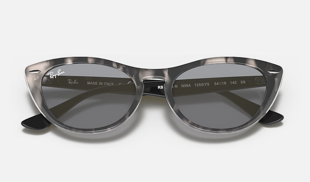 Between picture perturbation Nina Sunglasses in Grey Havana and Blue | Ray-Ban®