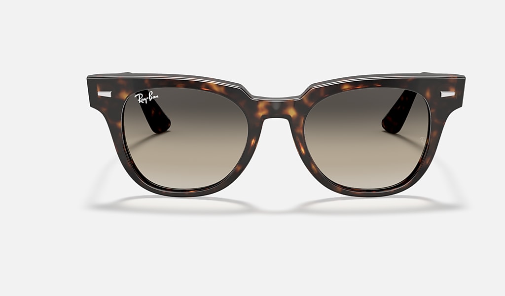 Meteor Classic Sunglasses in Tortoise and Light Grey | Ray-Ban®