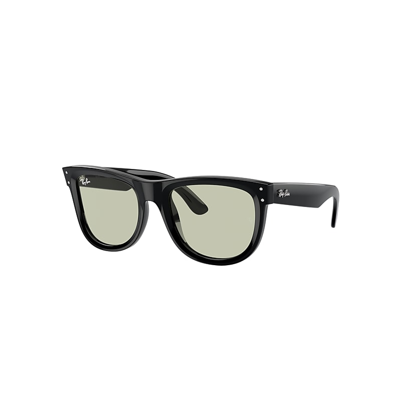 Óculos de Sol Ray-Ban estilo wayfarer.