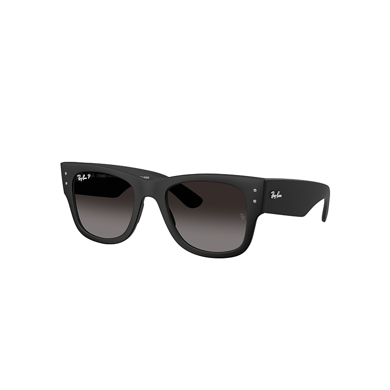 Óculos de Sol Ray-Ban estilo wayfarer.