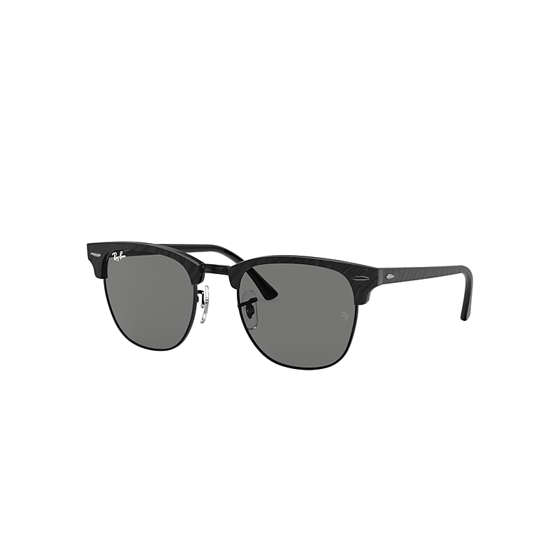 Óculos de Sol Ray-Ban linha Clubmaster.