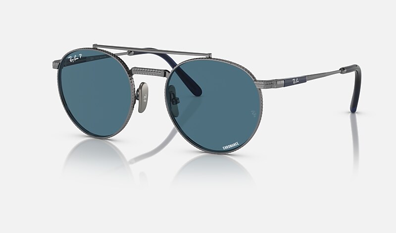 Les lunettes de soleil ROUND II TITANIUM en Gunmetal et Bleu