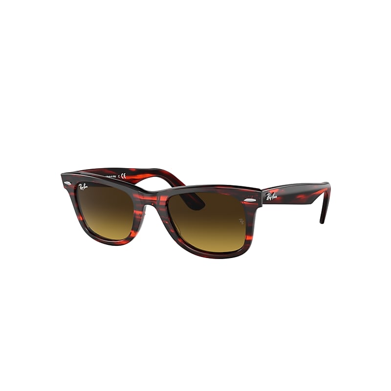 Óculos de Sol Ray-Ban estilo wayfarer.